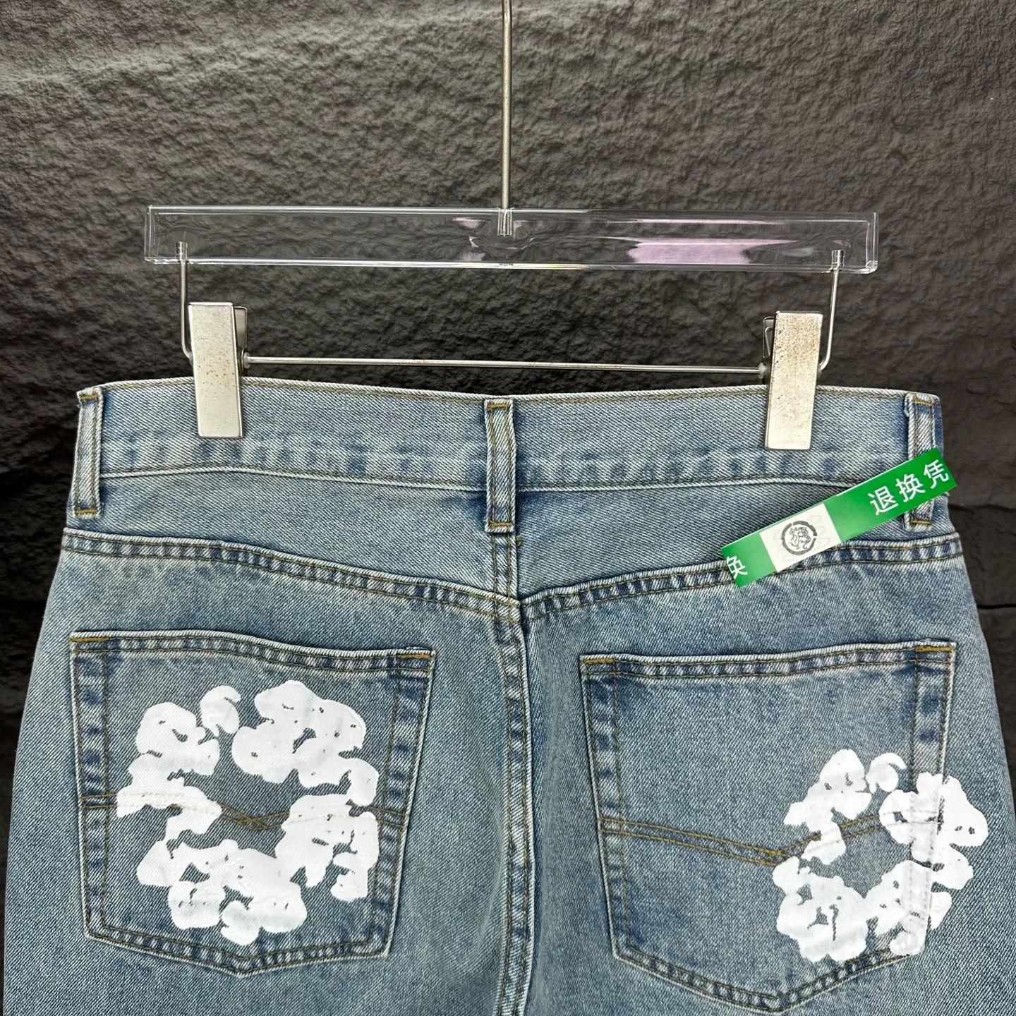 P230 Denim Tears 2025 new limited edition gem-inlaid kapok couples' washed jeans 🔥High version🔥High version🔥Top ceiling quality Styles with different washed textures are very friendly to people with thin legs and thick legs. The straight version is very flattering to the leg shape. Moderate length that never goes out of style, easy to match with casually, basic styling for various styles, a must-have in the wardrobe! The fabric is stiff but also makes the upper body soft without losing texture. The washing process is even more perfect. It is a must-have item for everyone! ! ! Washed wheat, hang tag, pants label, complete with three labels Color: black, blue, gray Size: 28, 30, 32, 34, 36 (five sizes)